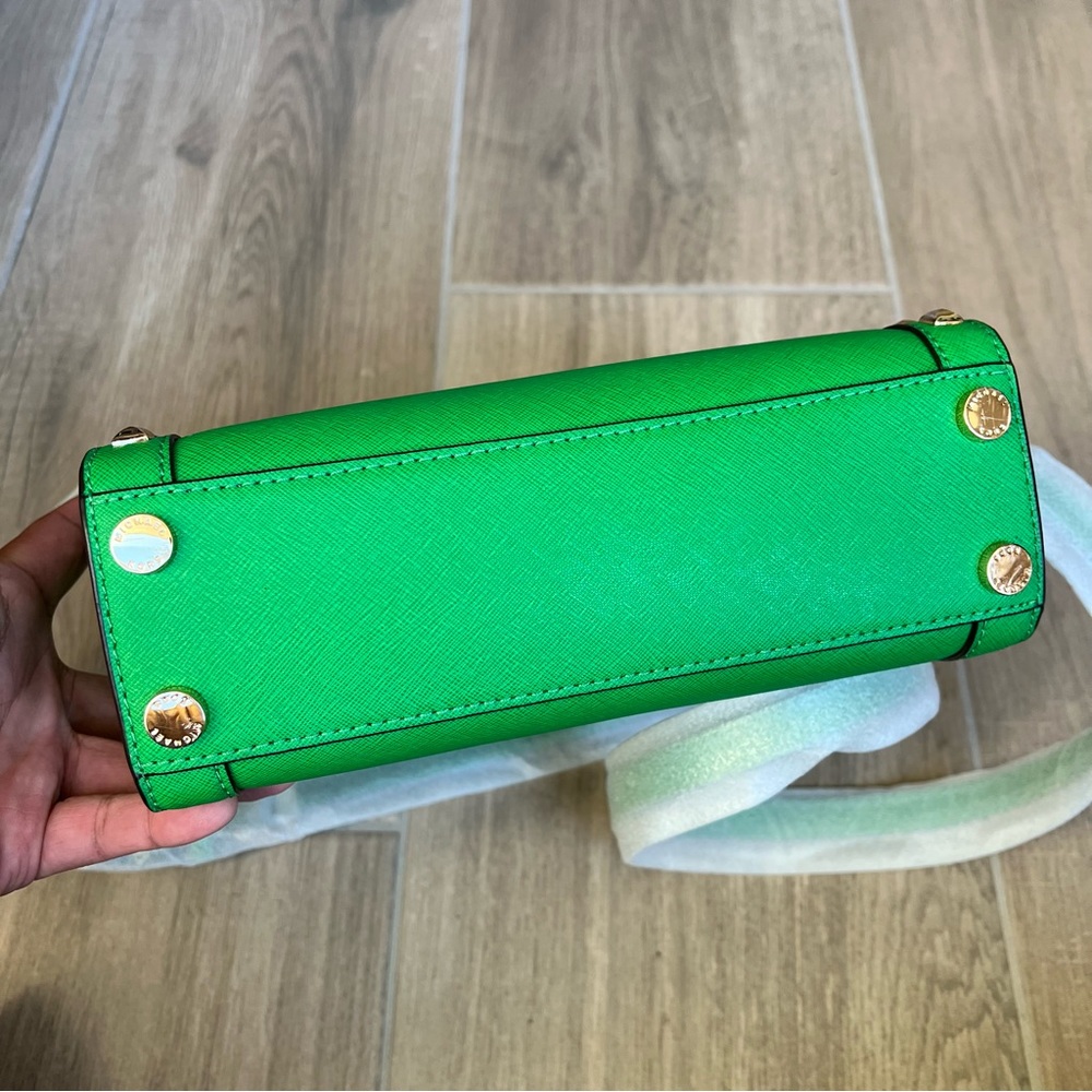 Michael Kors Dillon Messenger - Picture 7 of 10